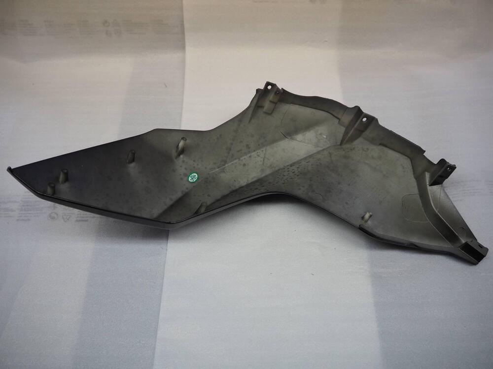 Calotta serbatoio destra grigia TNT 125 cod. 50016 Benelli (3)