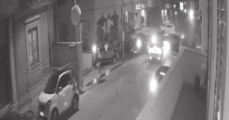 Tentano di forzare un posto di blocco Polizia a Catona (RC) con refurtiva. Auto distrutte [VIDEO]