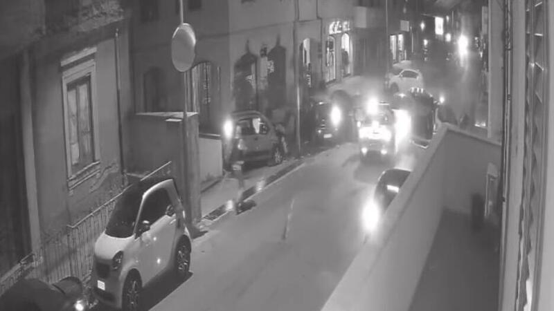 Tentano di forzare un posto di blocco Polizia a Catona (RC) con refurtiva. Auto distrutte [VIDEO]