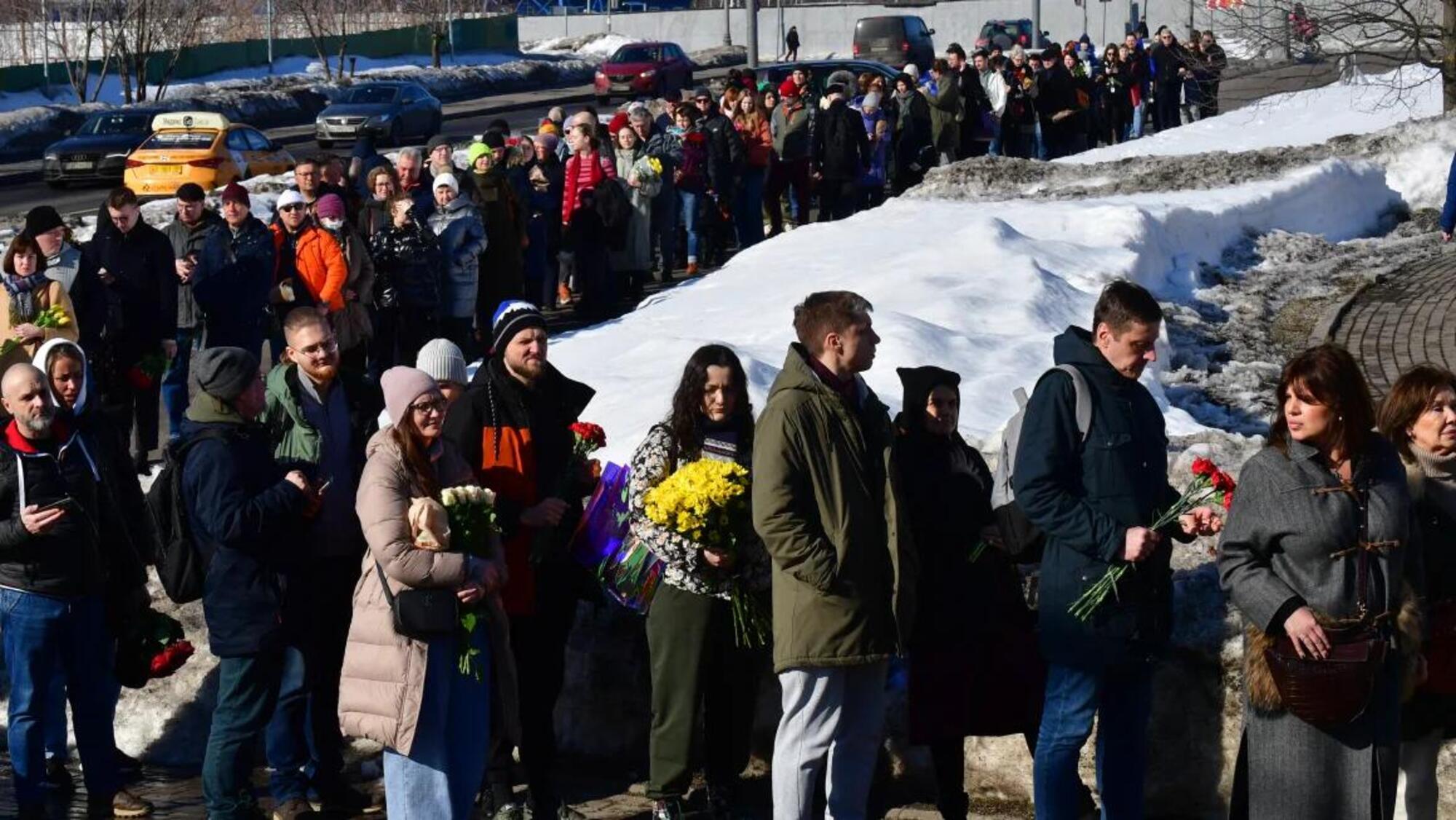 Centinaia di persone in coda per porare i fiori sulla tomba di Alexei Navalny