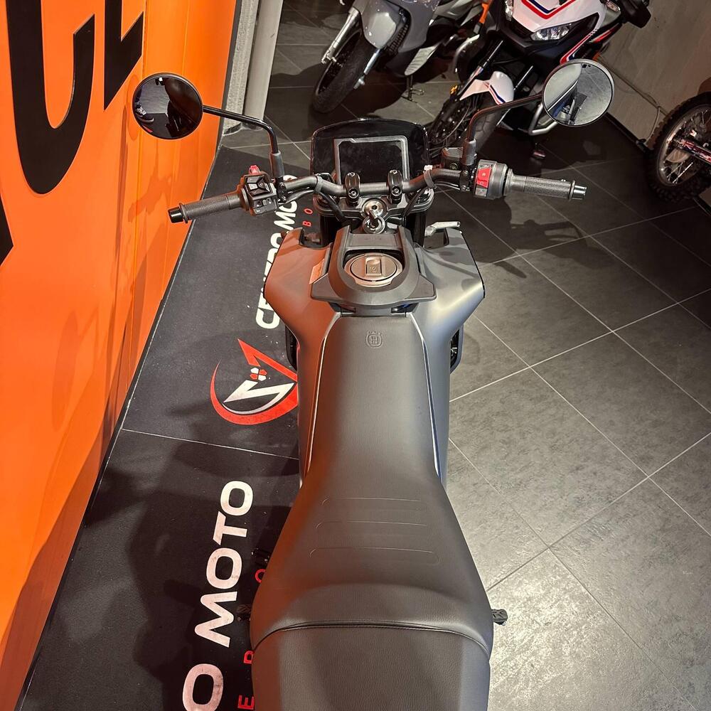 Husqvarna Svartpilen 125 (2024 - 25) (3)