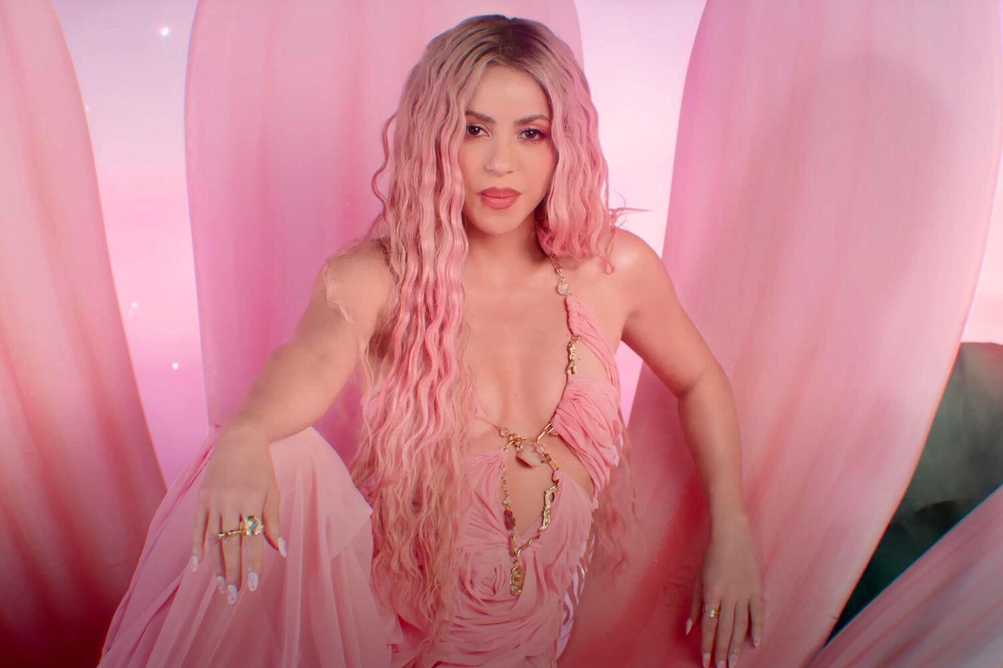 Shakira sul set di punteria con un nuovo look rosa