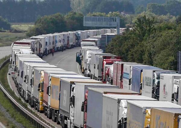 Incidente diplomatico, &egrave; guerra tra Italia e Austria su autostrade e camion: ecco cosa sta succedendo. E Salvini...