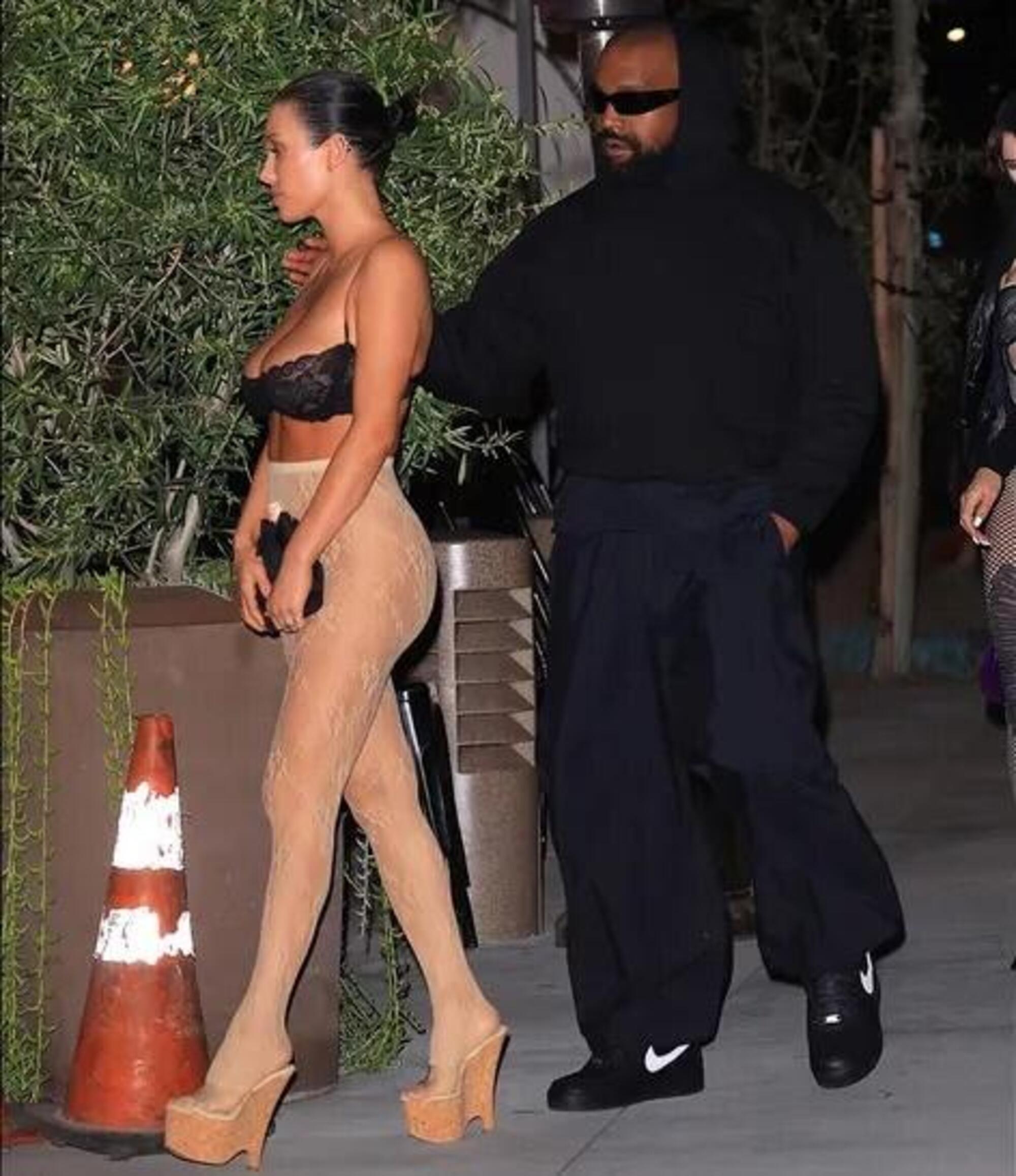L&#039;ultima apparizione di Kanye West e Bianca Censori a Los Angeles, dove lei indossa solo un reggiseno nero e collant trasparenti