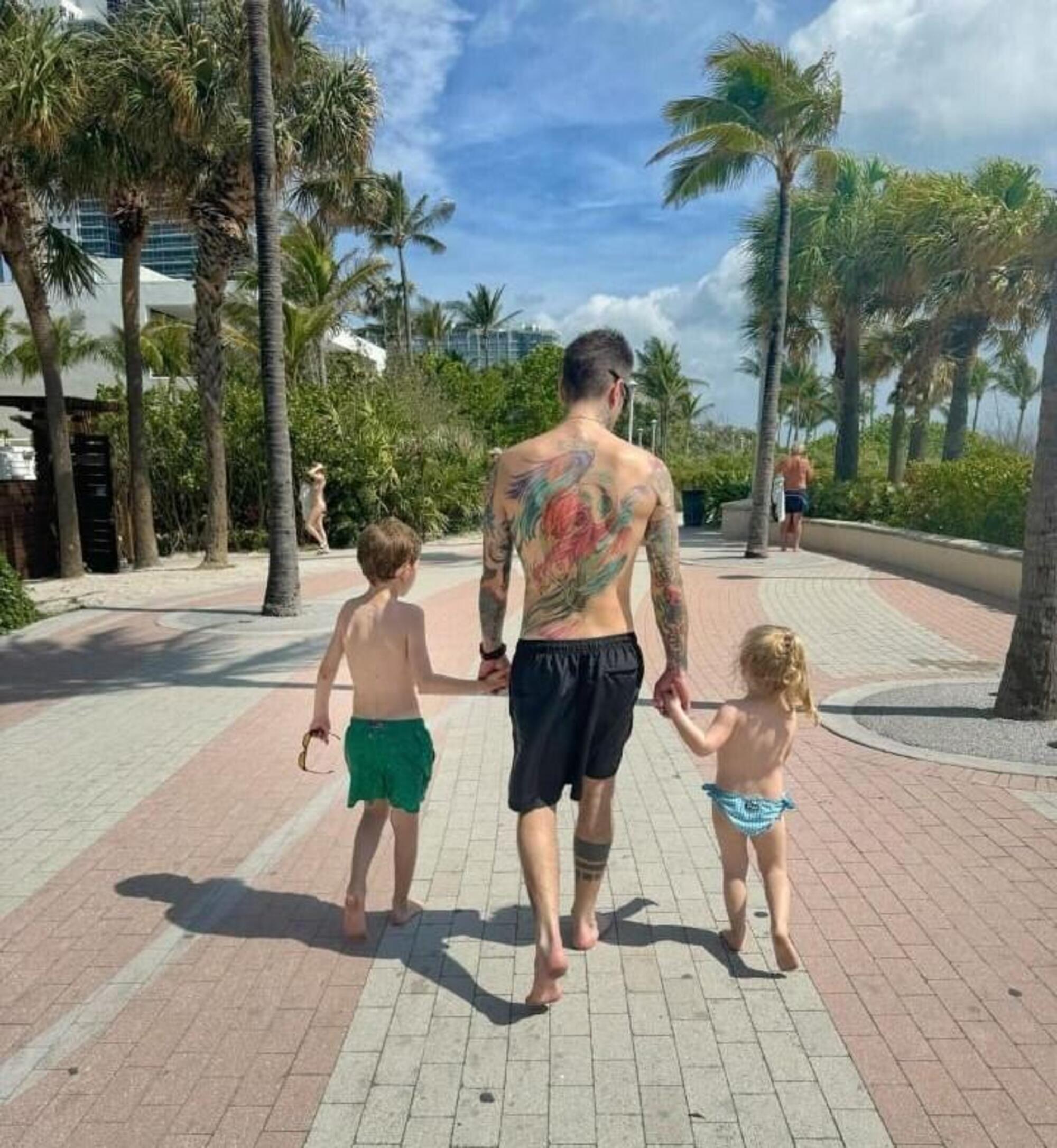 Fedez si gode la vita da pap&agrave; single con i figli (di spalle) a Miami Beach