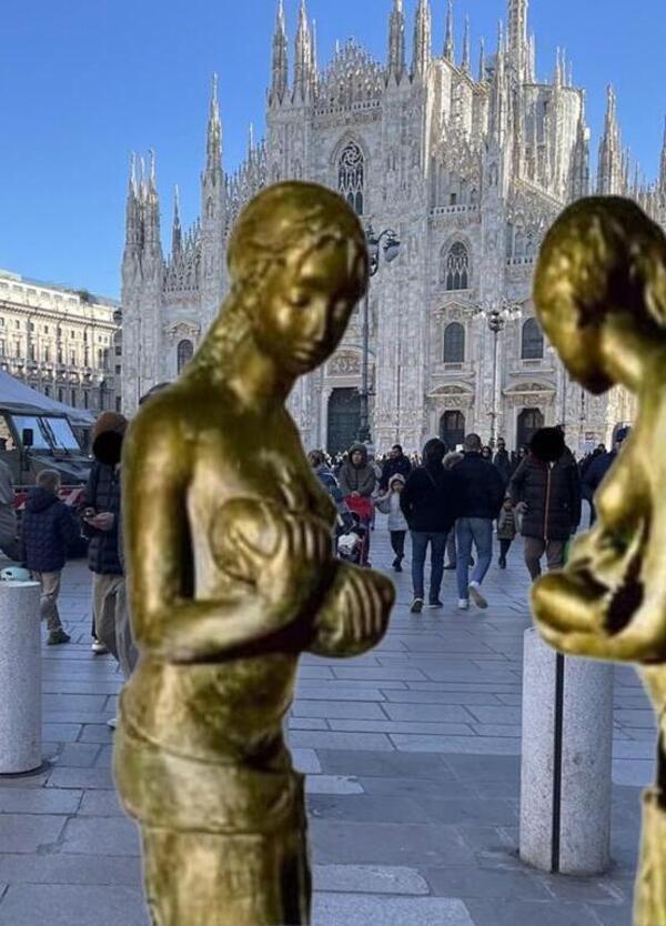 Milano ha un problema con le statue e le tette: da quando una donna che allatta &egrave; un problema?
