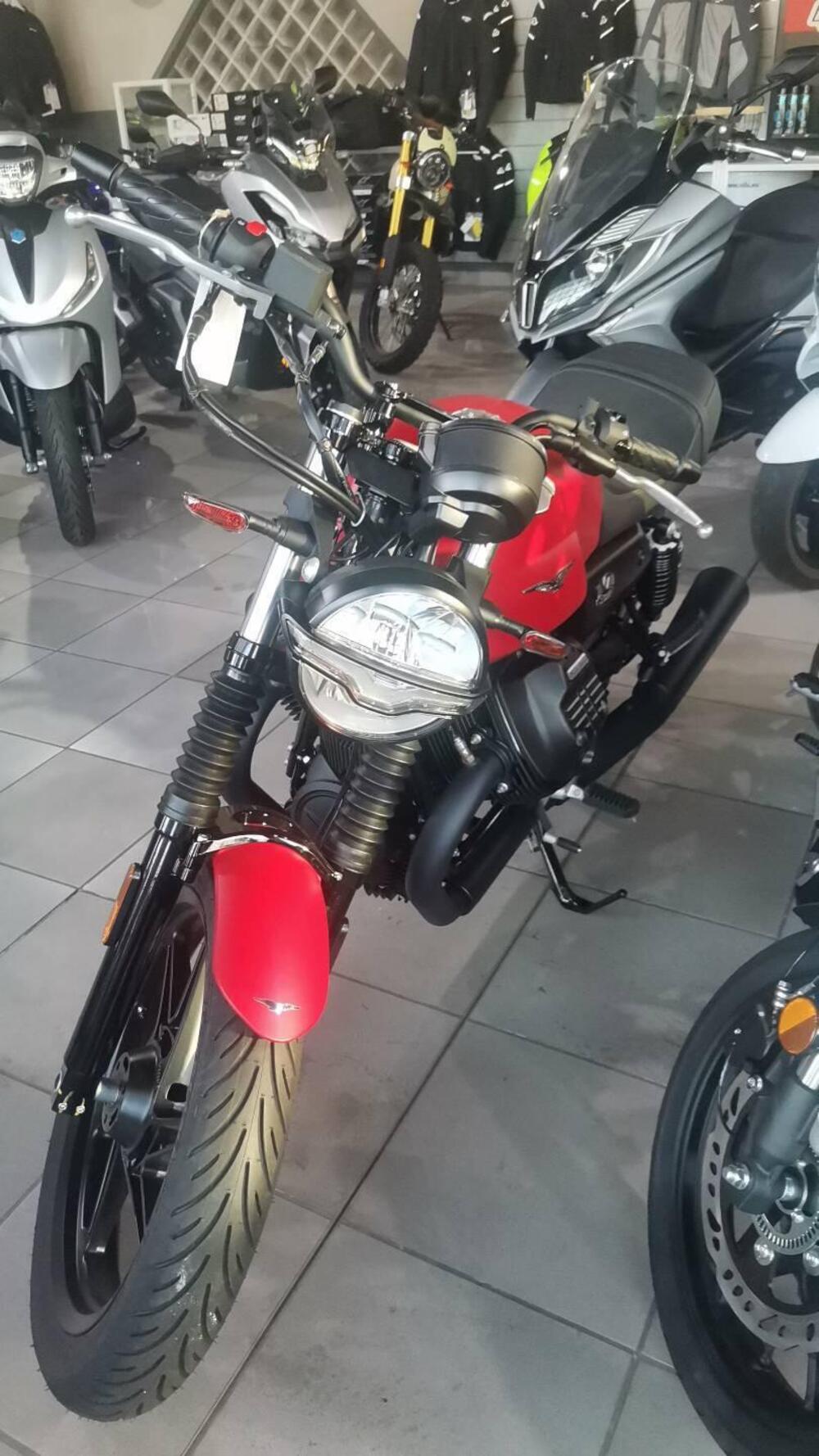 Moto Guzzi V7 Stone (2021 - 24) (2)