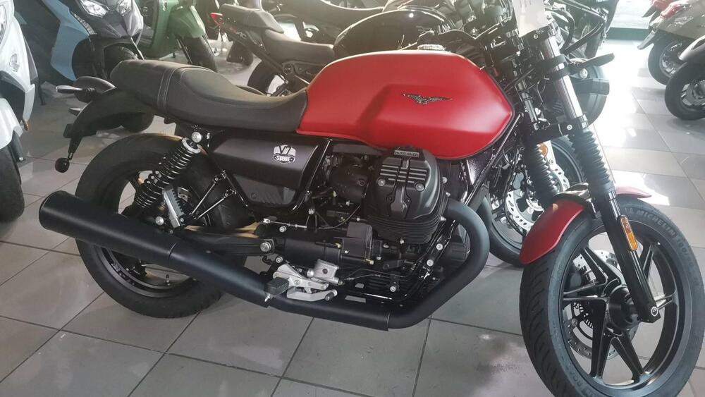 Moto Guzzi V7 Stone (2021 - 24) (3)