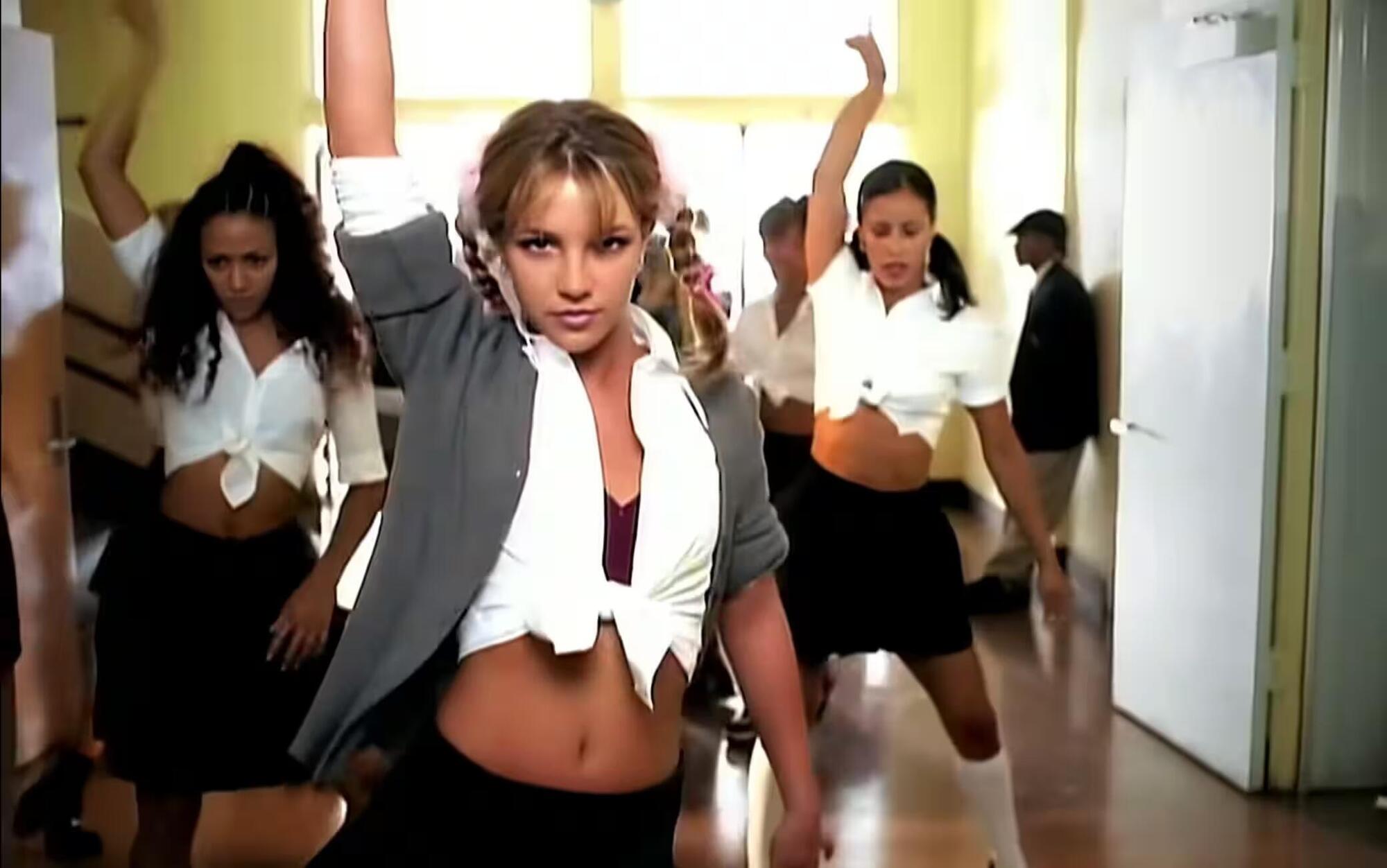 Britney Spears nel videoclip di &ldquo;Baby One More Time&rdquo;