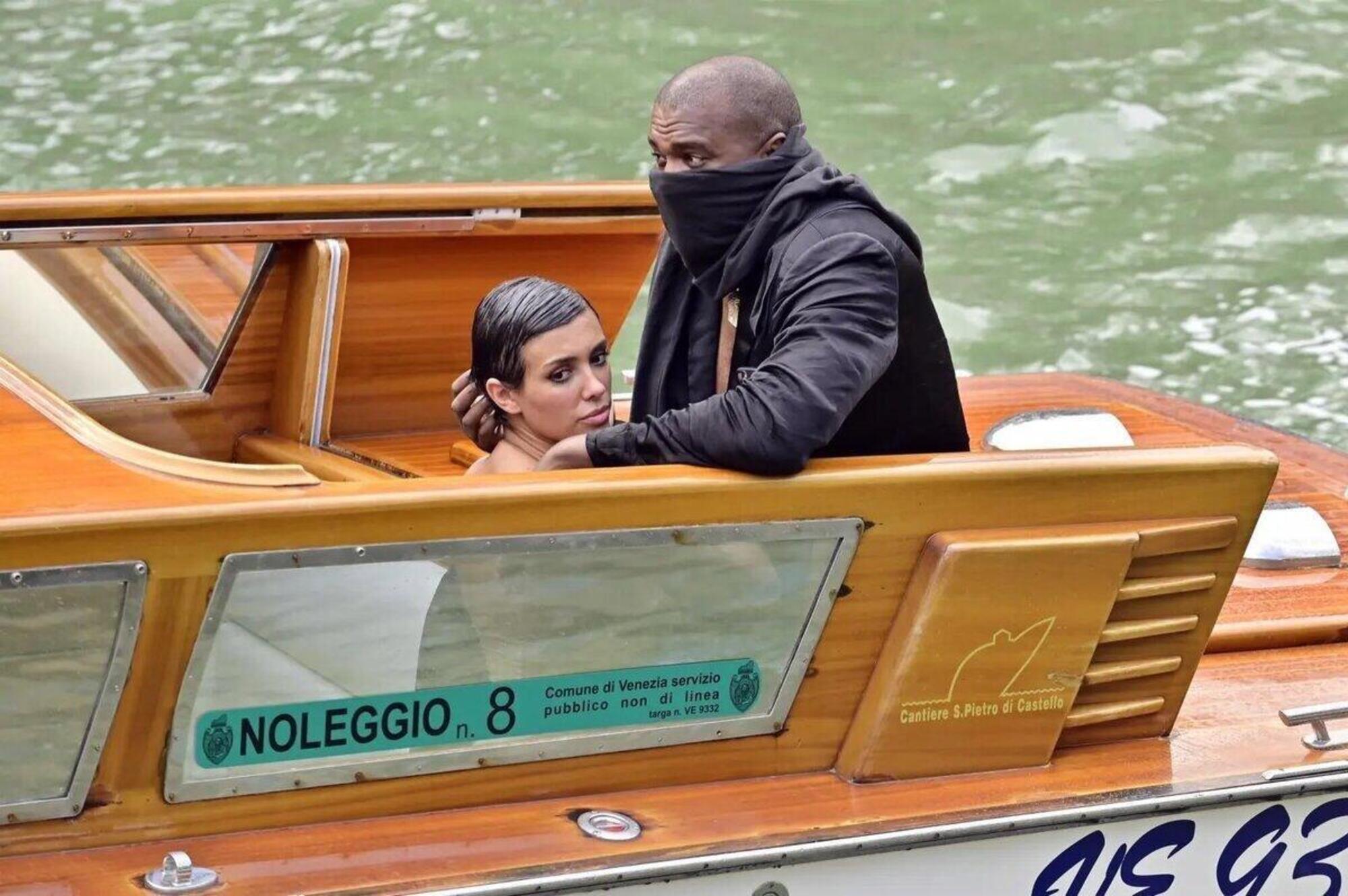 Kanye e la moglie in motoscafo a Venezia