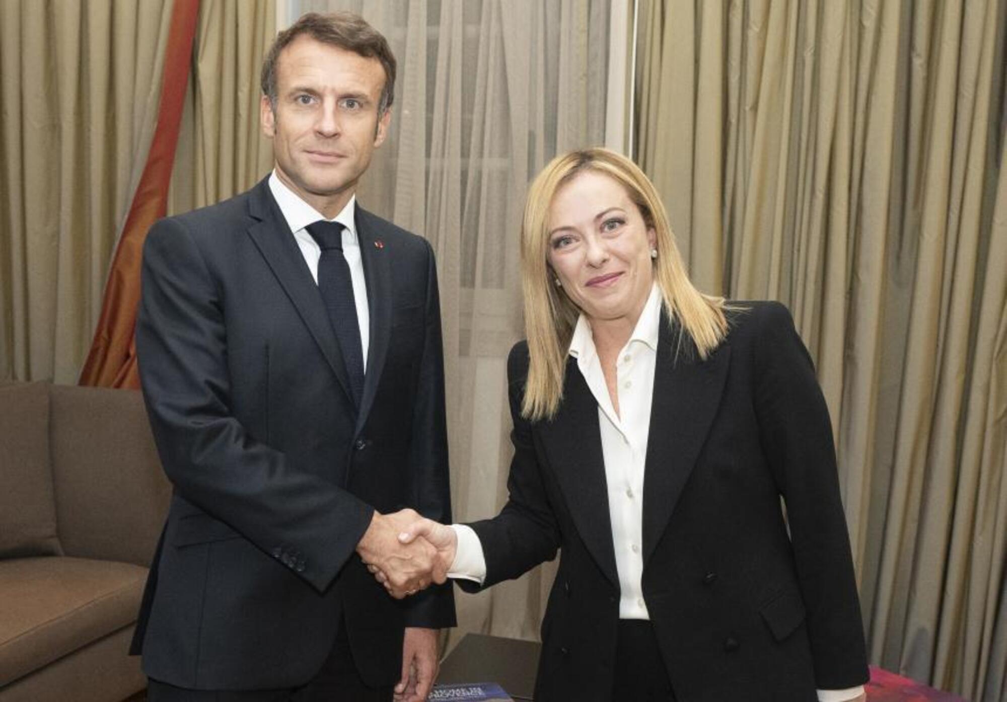 Emmanuel Macron con Giorgia Meloni
