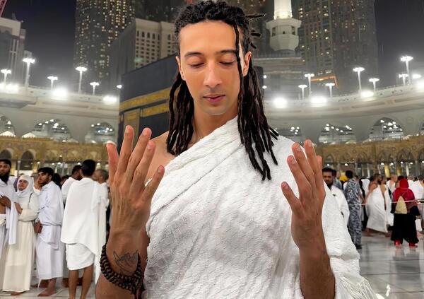 Ghali va alla Mecca, con foto in estasi. Ma pu&ograve; dirsi davvero un buon musulmano? Ed &egrave; giusto chiederselo?