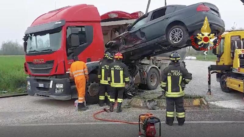 Vola con la BMW su un cordolo e s&#039;incastra in un camion, ferito ma salvo