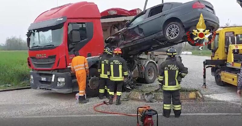 Vola con la BMW su un cordolo e s&#039;incastra in un camion, ferito ma salvo