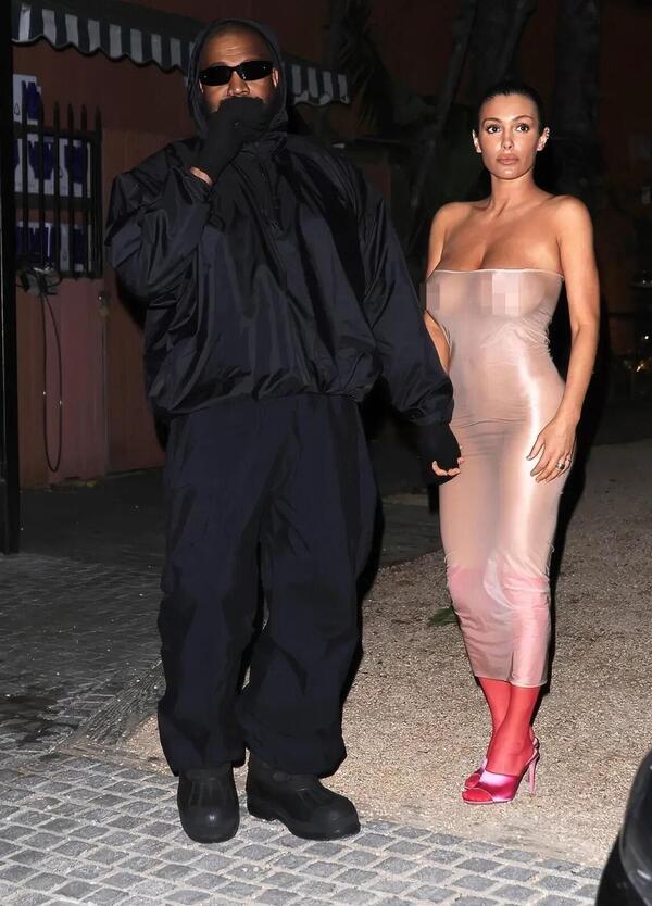 Ma li avete visti Kanye West e Bianca Censori che usano il preservativo (come vestito)?
