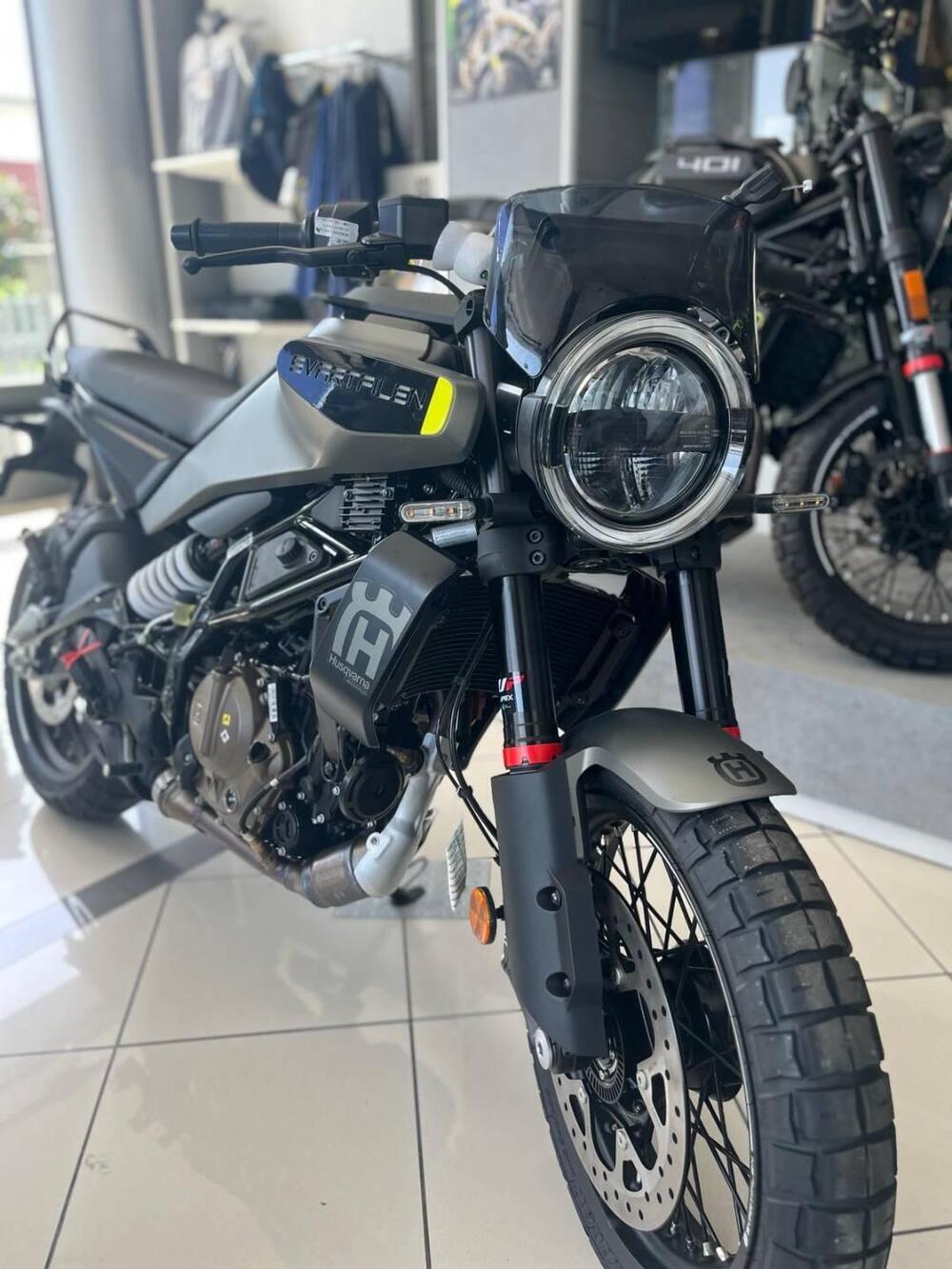 Husqvarna Svartpilen 125 (2024 - 25) (2)