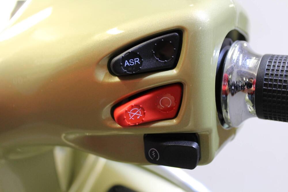 Vespa GTS 300 Supertech hpe 75th (2021) (9)