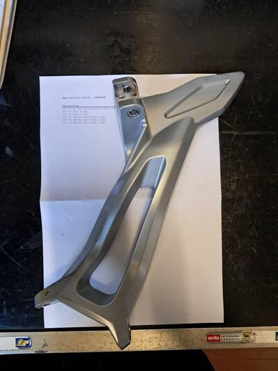 supporto pedana post. dx V85TT MOTO GUZZI 2B00562