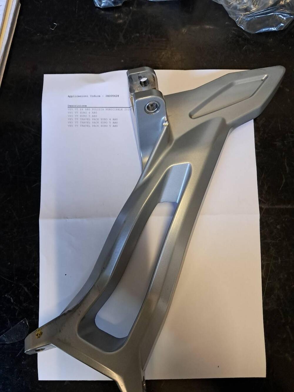 supporto pedana post. dx V85TT MOTO GUZZI 2B00562 (2)