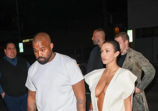 Bianca Censori e Kanye West vanno in bianco, come Kim Kardashian. Intanto Ye &egrave; nei guai per la casa di Malibu: ecco perch&eacute; (tette s&igrave;, tetto no)