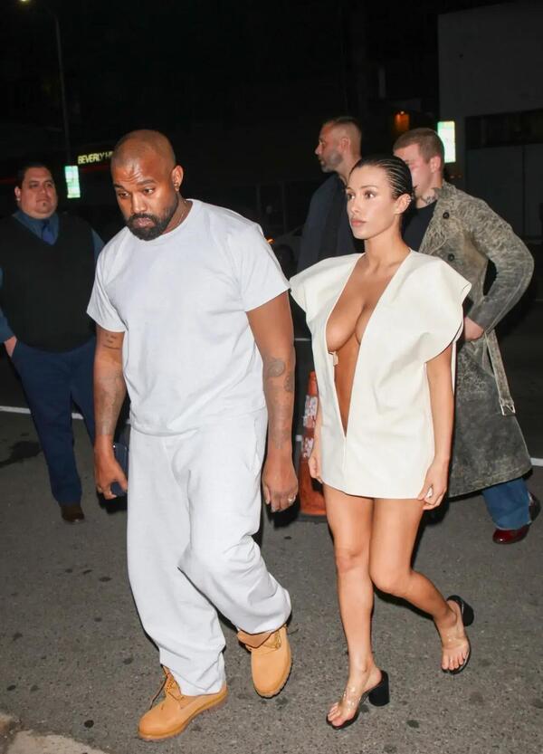 Bianca Censori e Kanye West vanno in bianco, come Kim Kardashian. Intanto Ye &egrave; nei guai per la casa di Malibu: ecco perch&eacute; (tette s&igrave;, tetto no)