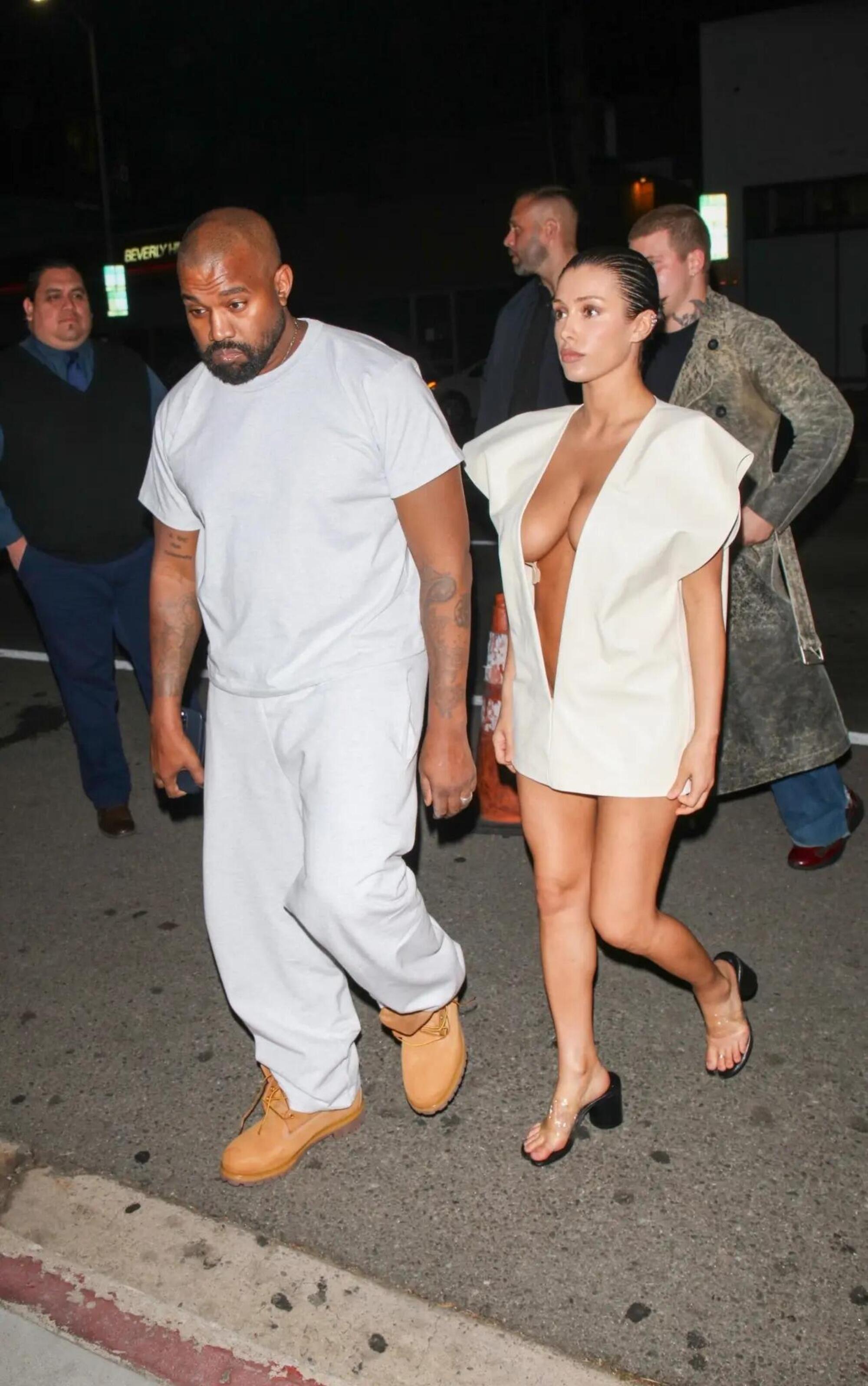 Kanye West e Bianca Censori total white