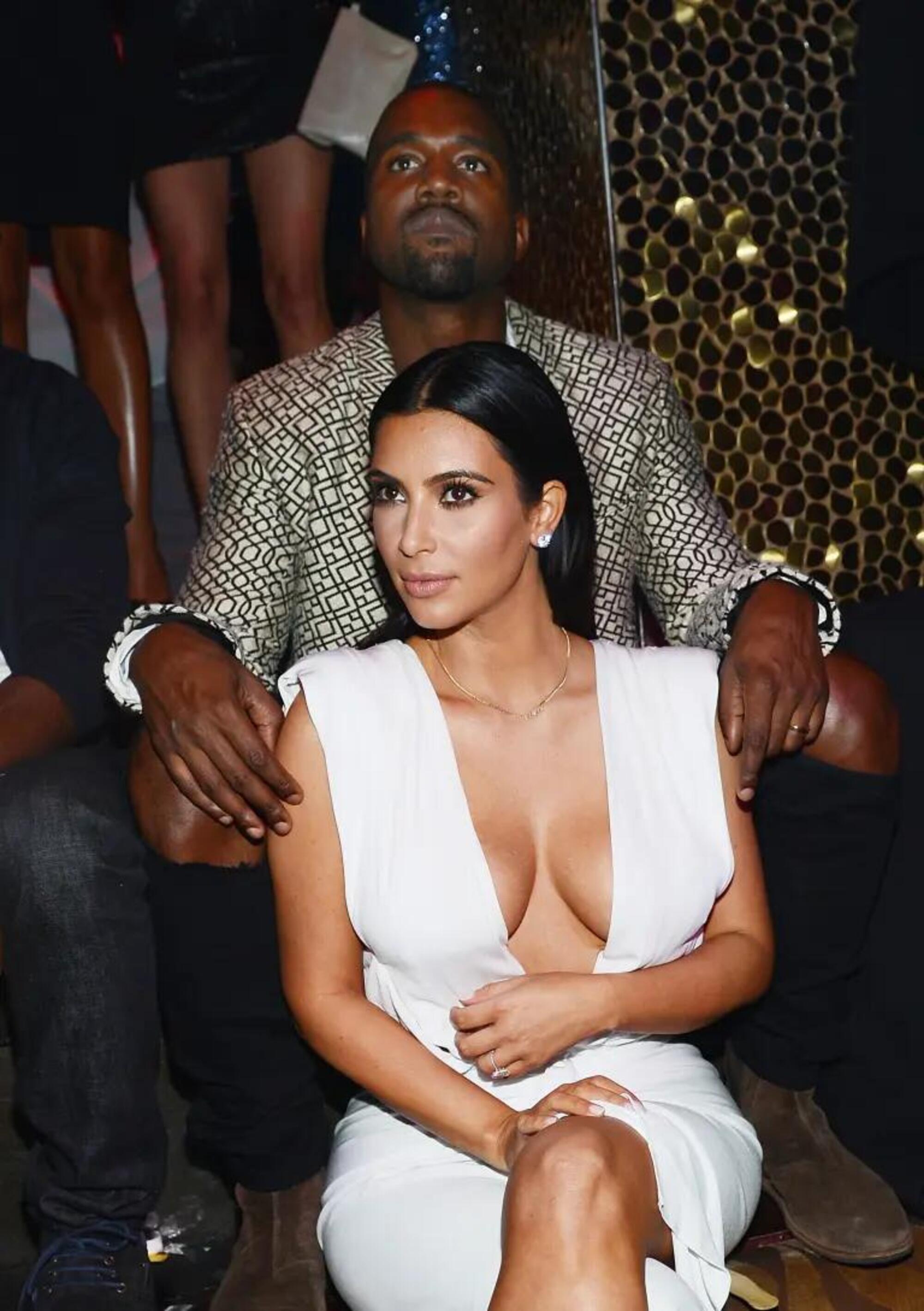 Kim Kardashian con un abito total white, con scollo a V, insieme a Kanye West, quando erano ancora sposati