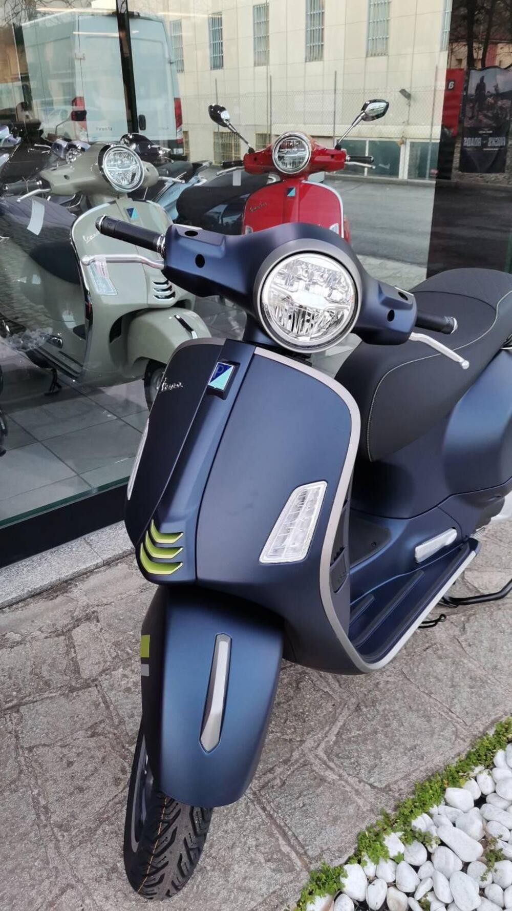 Vespa GTS 300 Super Tech (2023 - 24) (2)