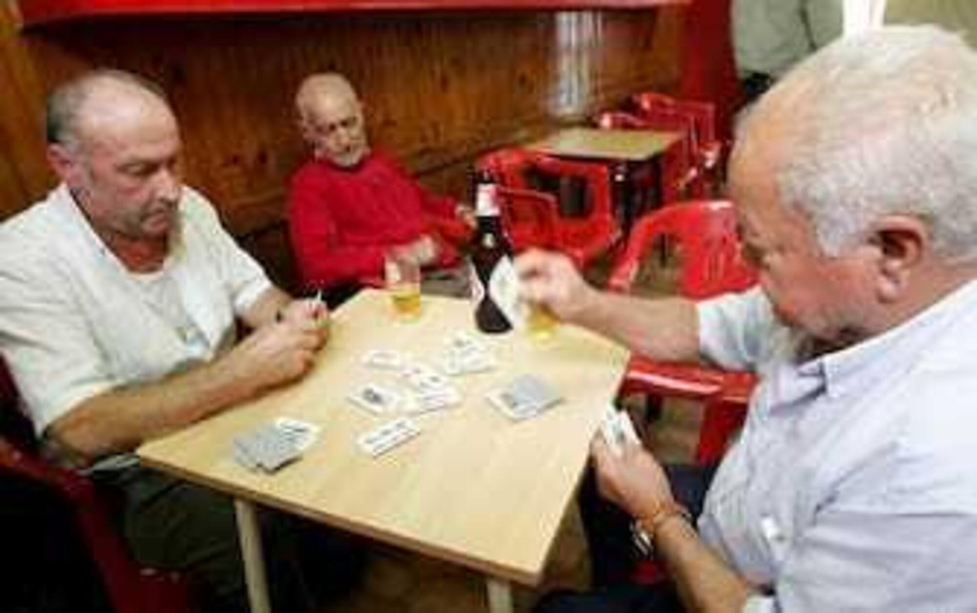 Anziani che giocano a carte al bar: bestemmia garantita 