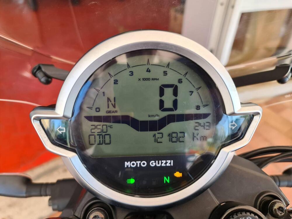 Moto Guzzi V7 Stone (2021 - 24) (9)
