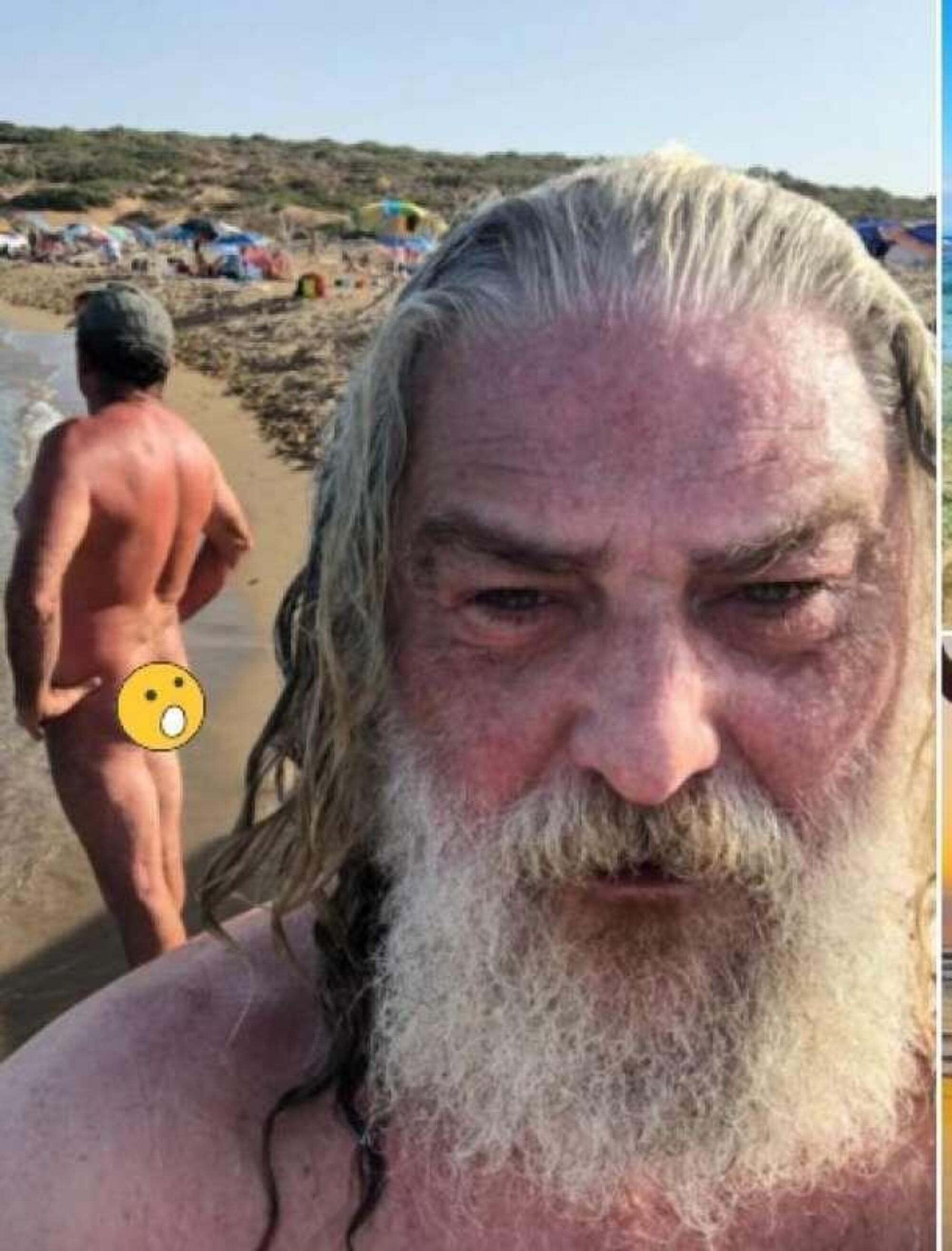 Ottavio Cappellani durante il reportage in una spiaggia nudista
