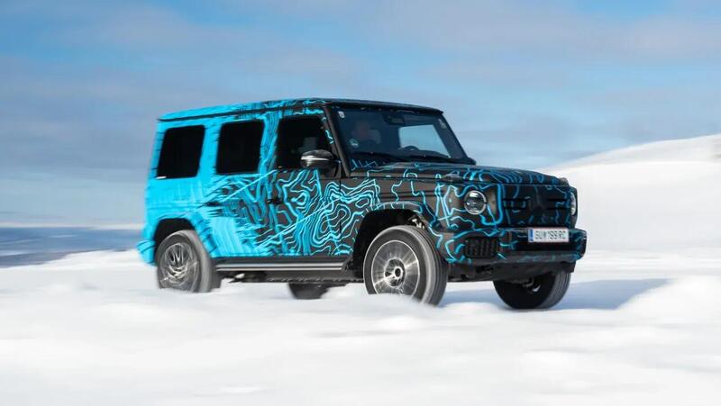 La nuova Mercedes G580 EQ Technology durante i test sulla neve