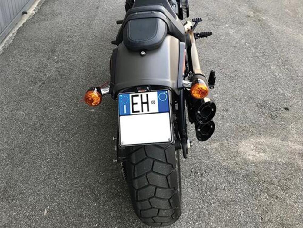 Portatarga posteriore nero con luce targa per Soft Mcj