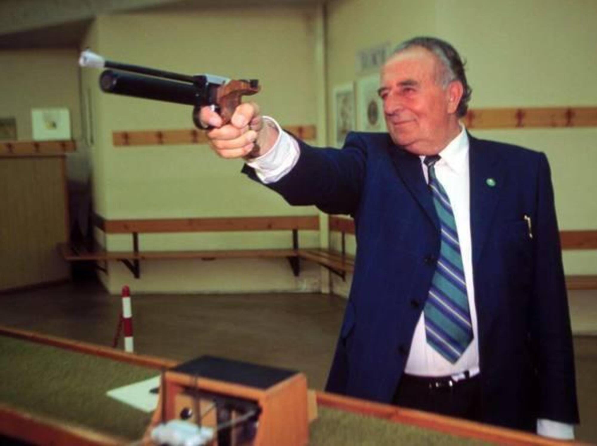 Giancarlo Gentilini con la pistola 