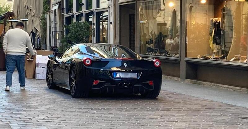 Ferrari 458 tedesca in sosta vietata in centro (insieme ai rifiuti)