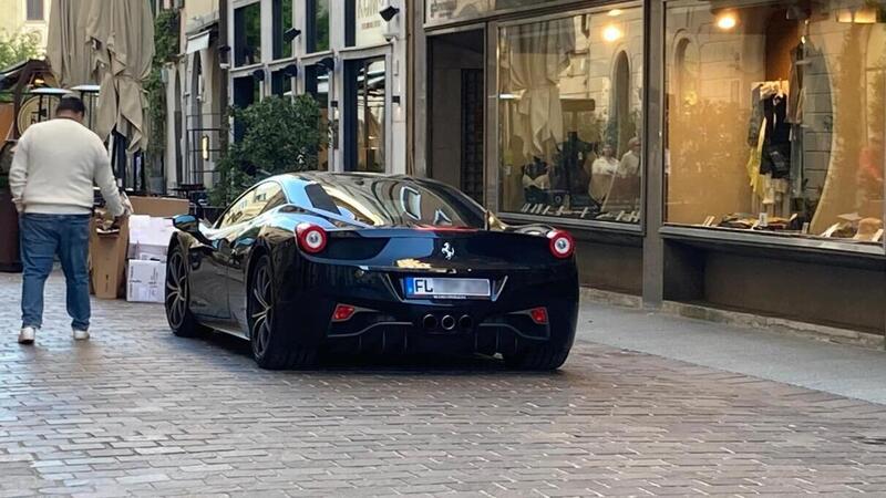 Ferrari 458 tedesca in sosta vietata in centro (insieme ai rifiuti)