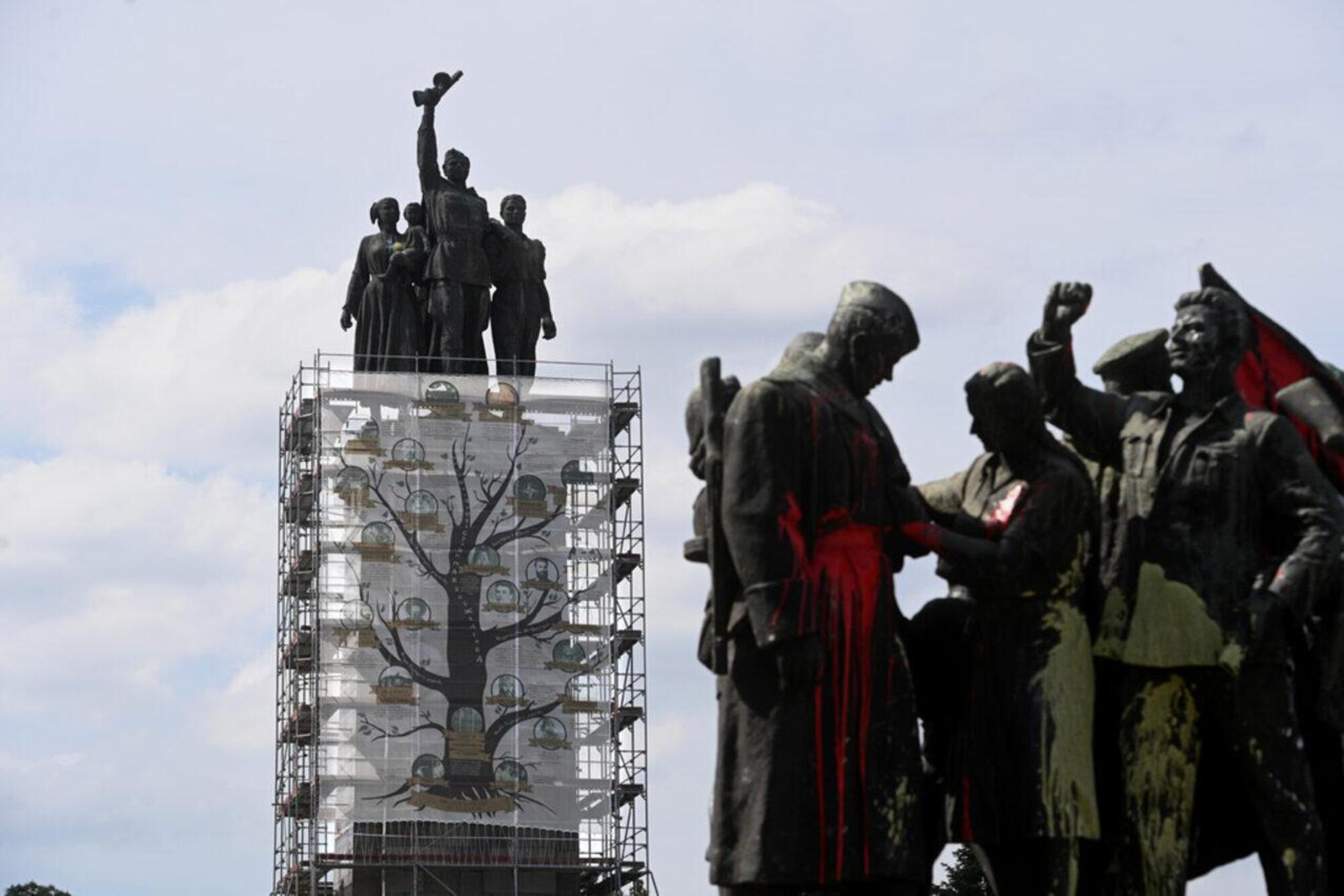 Il monumento all&#039;Armata rossa di Sofia circondato da impalcature, prima di essere smantellato, con alcune statue imbrattate di rosso, giallo e blu per protesta in primo piano