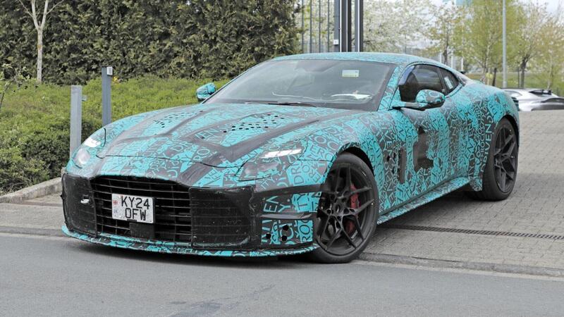 Aston Martin DBS, ecco il prototipo con il V12 [Foto Spia]