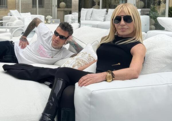 Anche Donatella Versace snobba gli orologi di Versace e con Fedez punta sul Rolex Daytona