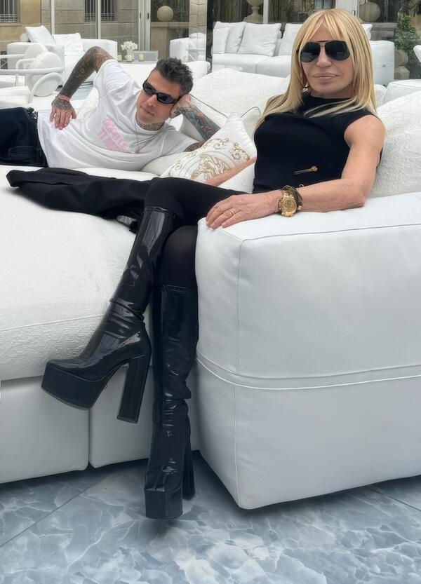 Anche Donatella Versace snobba gli orologi di Versace e con Fedez punta sul Rolex Daytona