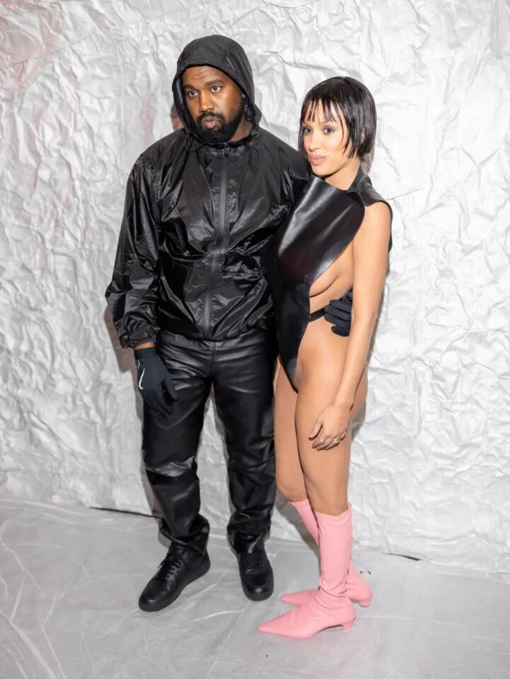 Kanye West e Bianca Censori in una delle loro eccentriche apparizioni