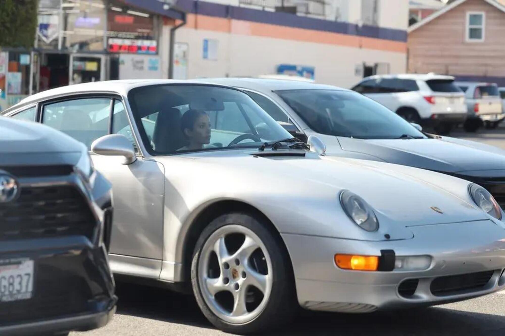 Bianca Censori sulla sua Porsche 911 Carrera S