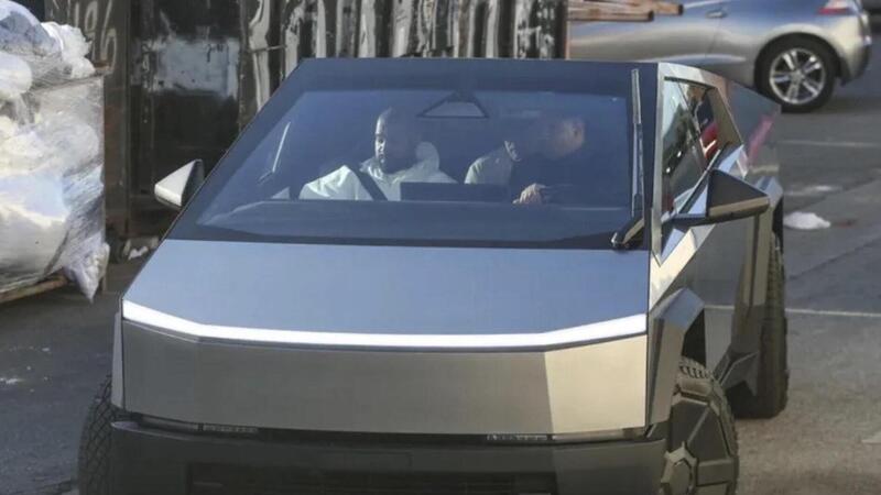 Kanye West compra un Tesla Cybertruck al posto del Mega Cruiser