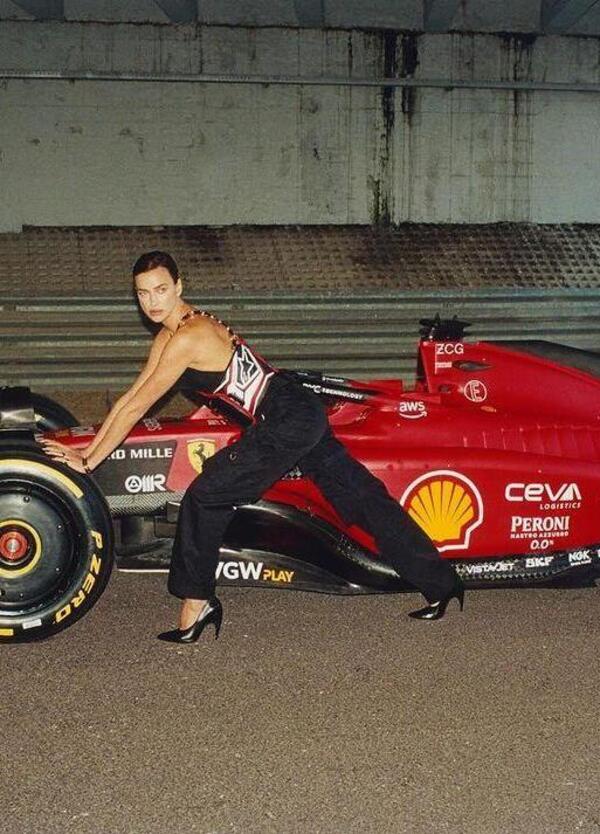 La Ferrari &egrave; da copertina con Irina Shayk, Charles Leclerc e Carlos Sainz
