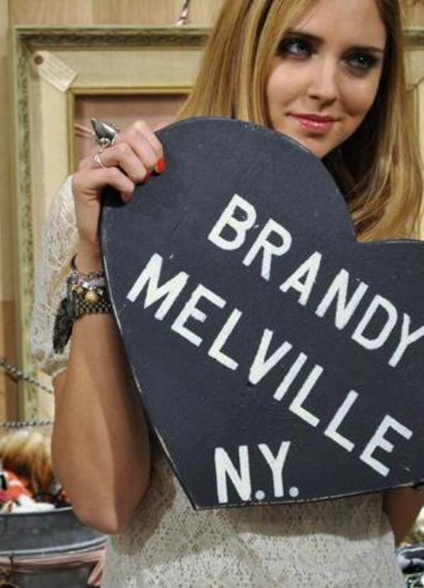 Brandy Melville, indossato da Ferragni, oltre le taglie impossibili tra discariche e molestie...
