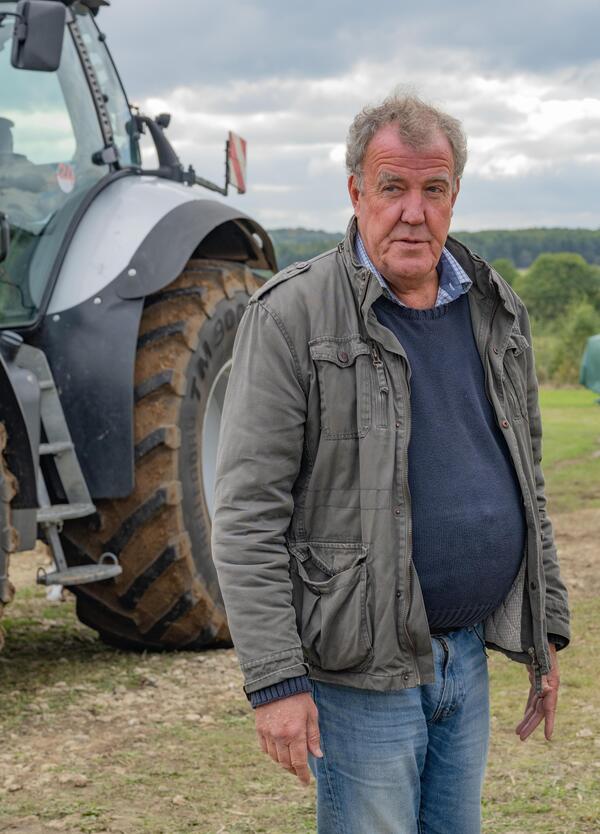 Milioni in vacca: ma quanti soldi ha Jeremy Clarkson? E perch&eacute; non dorme per le spese della sua fattoria?