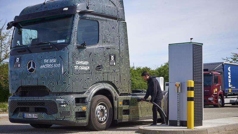 Mercedes Actros: il TIR elettrico che si ricarica a 1 MegaWatt! 