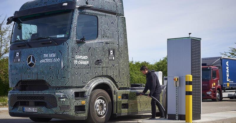 Mercedes Actros: il TIR elettrico che si ricarica a 1 MegaWatt! 
