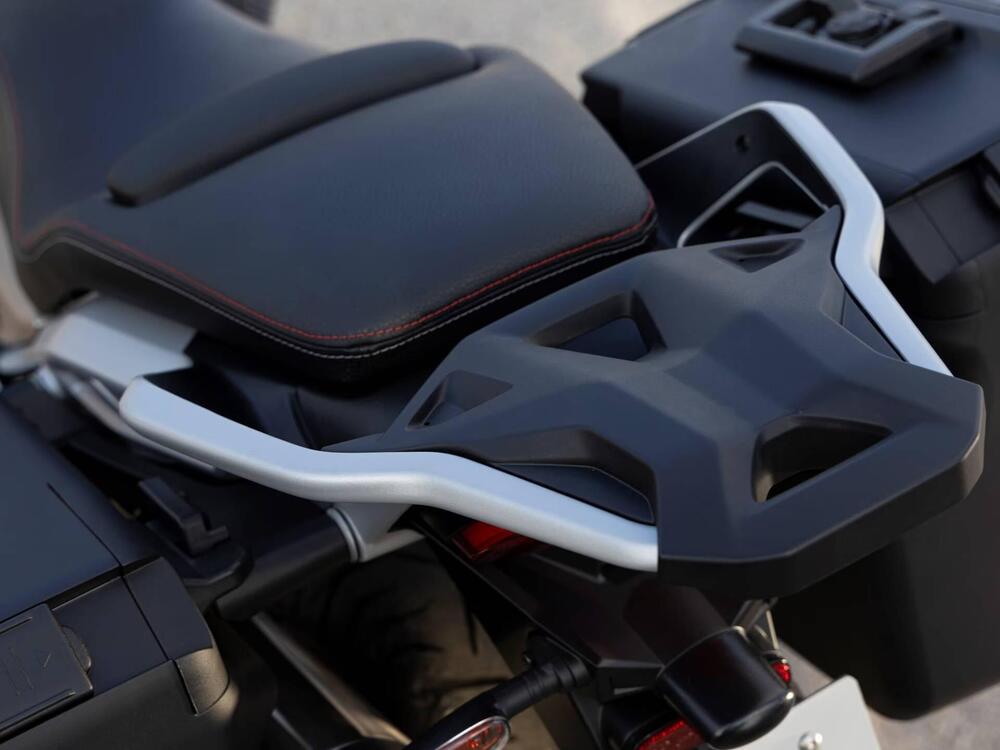 Moto Guzzi V85 TT Travel (2024 - 25) (3)