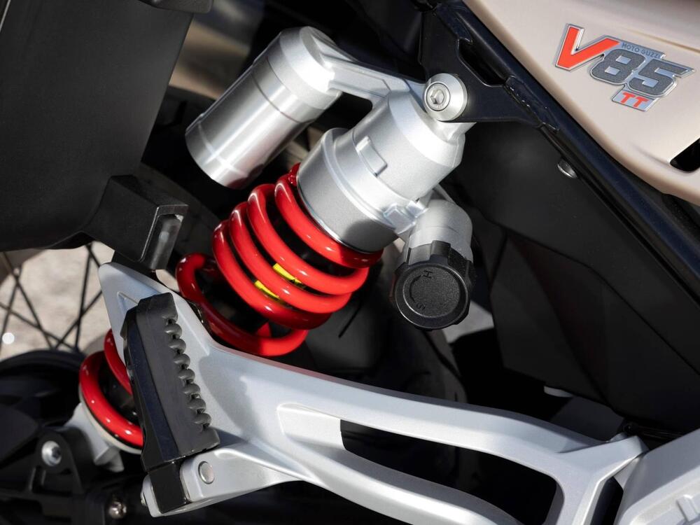 Moto Guzzi V85 TT Travel (2024 - 25) (4)